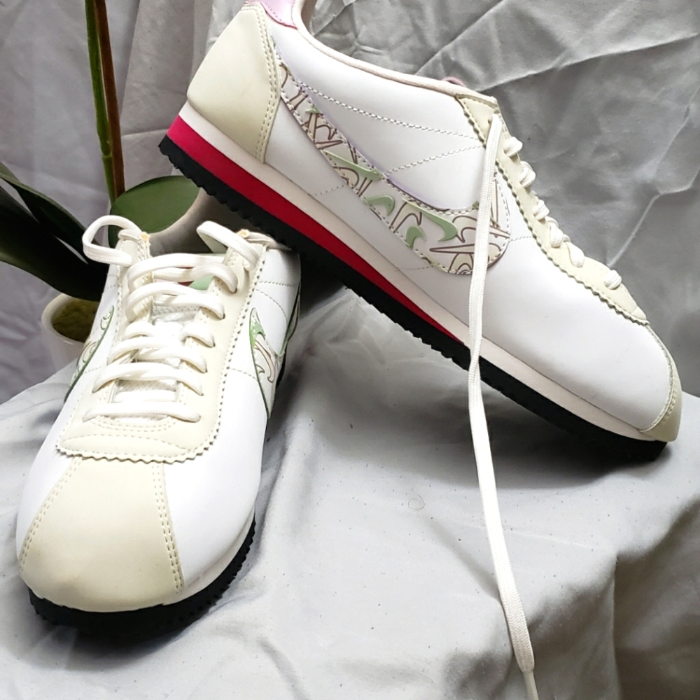 Nike Womens Classic Cortez SE Marathon Running Sneakers
